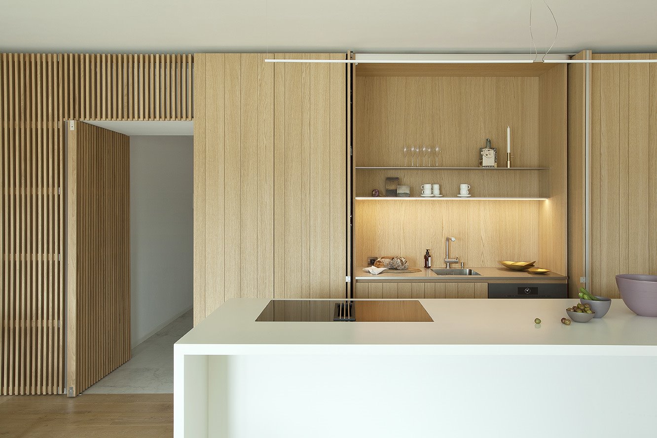 Piso con decoracion moderna en Francia con suelos y paredes de madera cocina