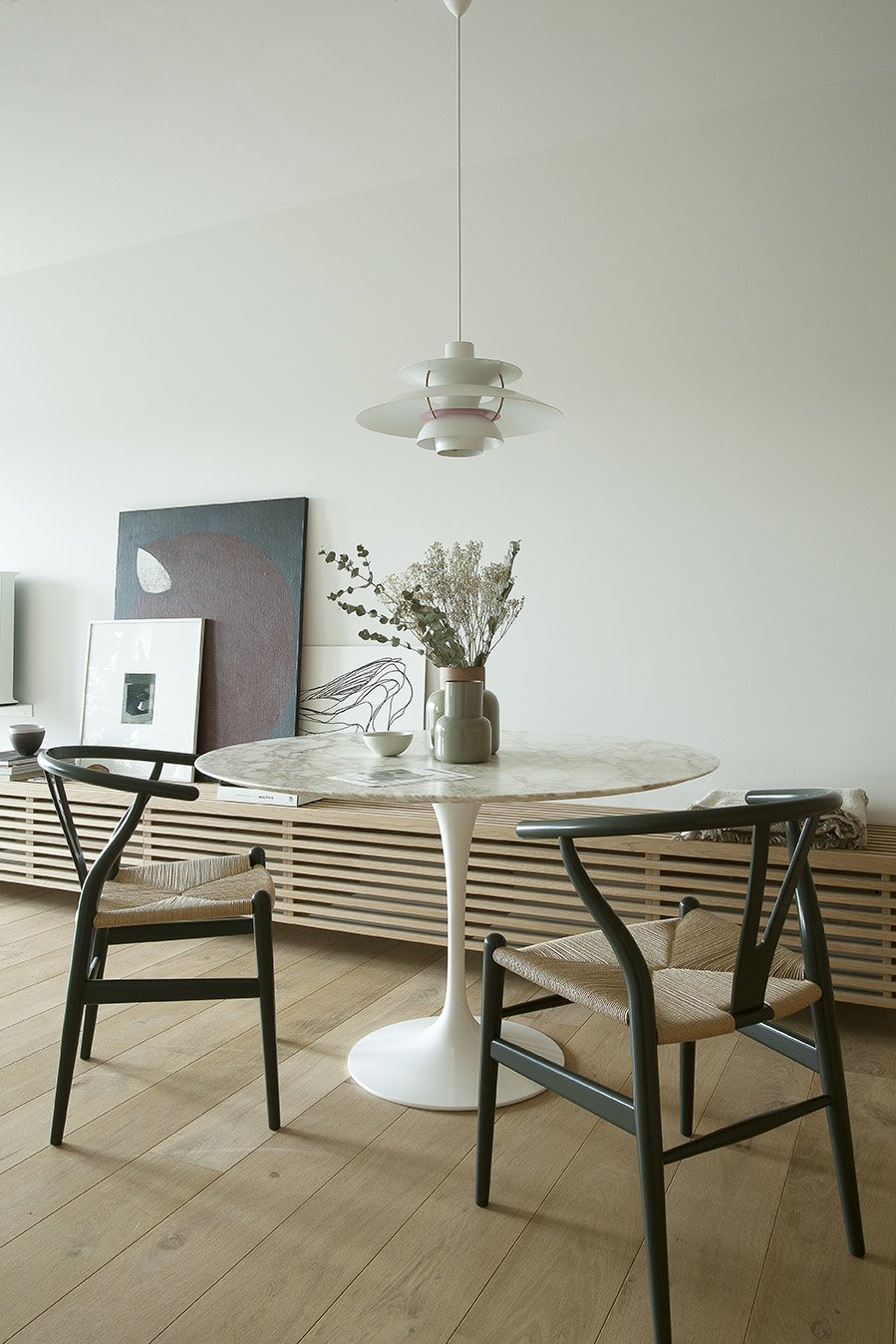 Piso con decoracion moderna en Francia con suelos y paredes de madera comedor con mesa redonda