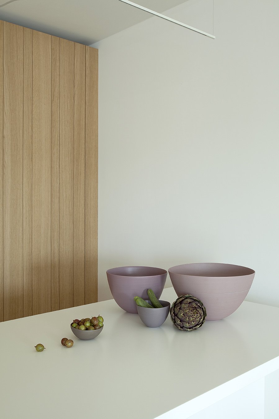 Piso con decoracion moderna en Francia con suelos y paredes de madera encimera de color blanco
