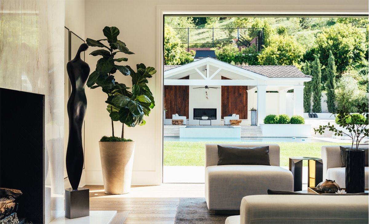 salon-abierto-a-la-piscina-de-Madonna en Los Angeles