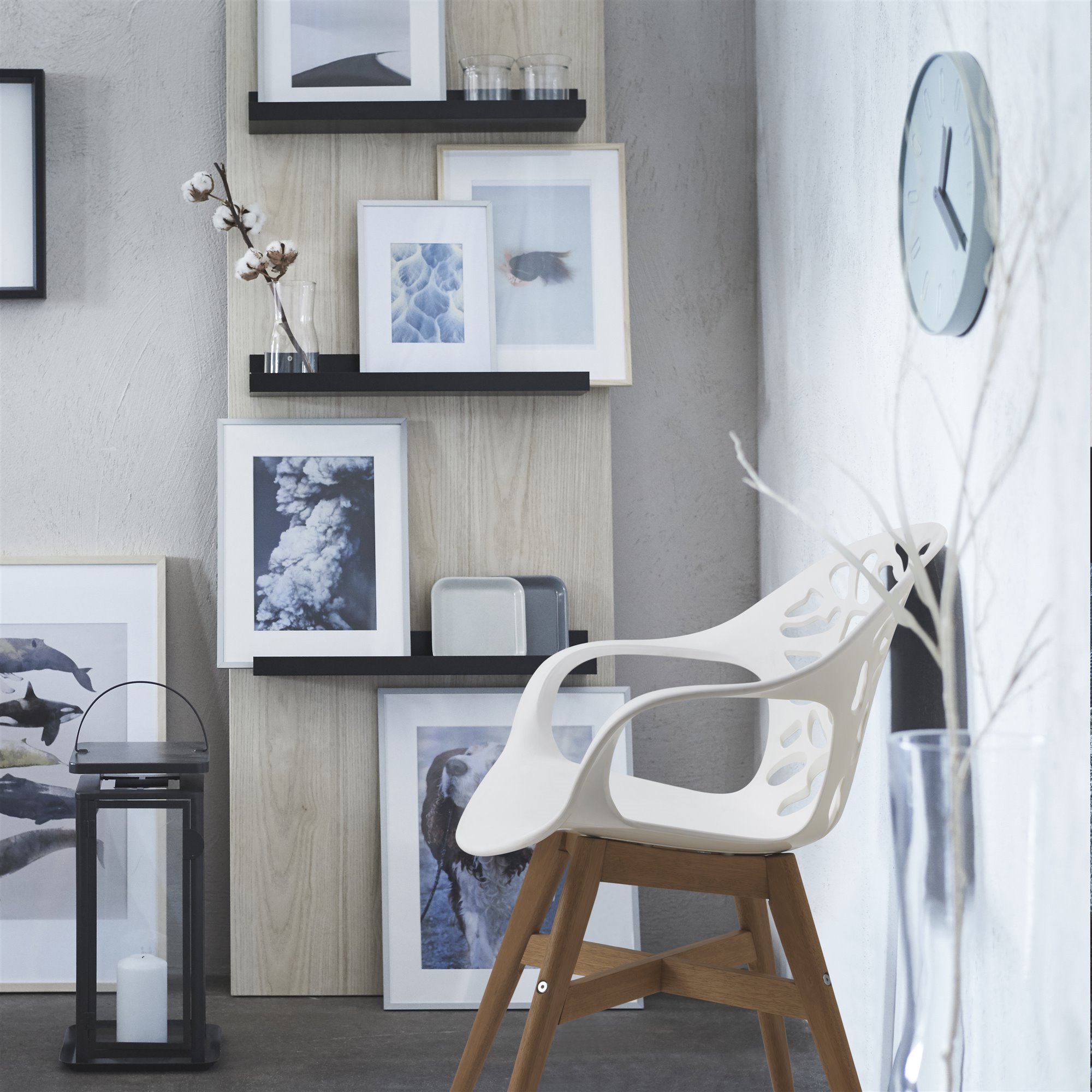 Silla moderna con base de plastico blanco y patas de madera de Ikea