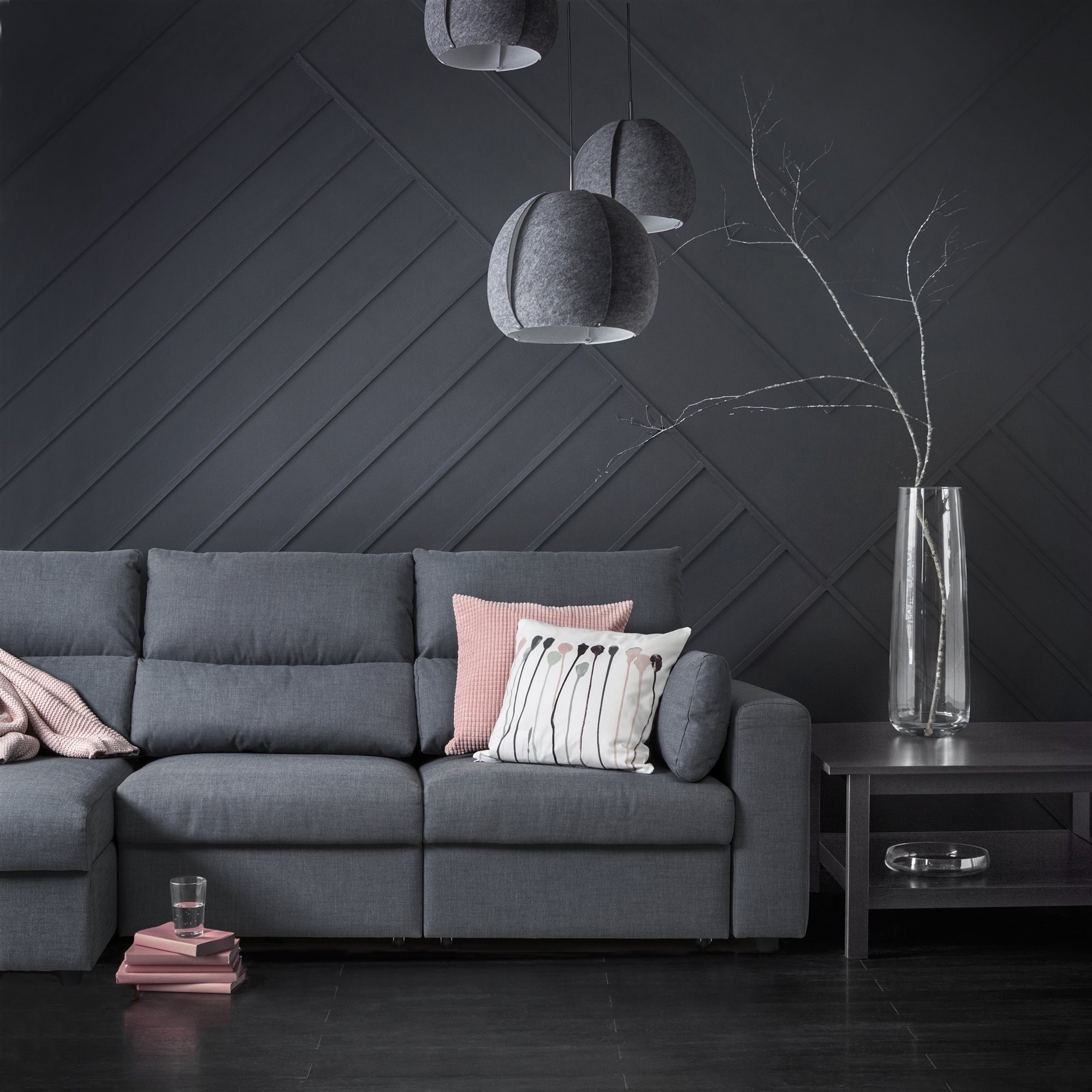 Sofa moderno Eskiltuna de Ikea en un salon de color negro