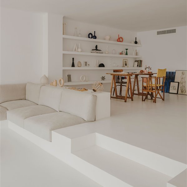 La casa estudio de Isern Serra y Valeria Vasi es en sí misma una terraza mediterránea