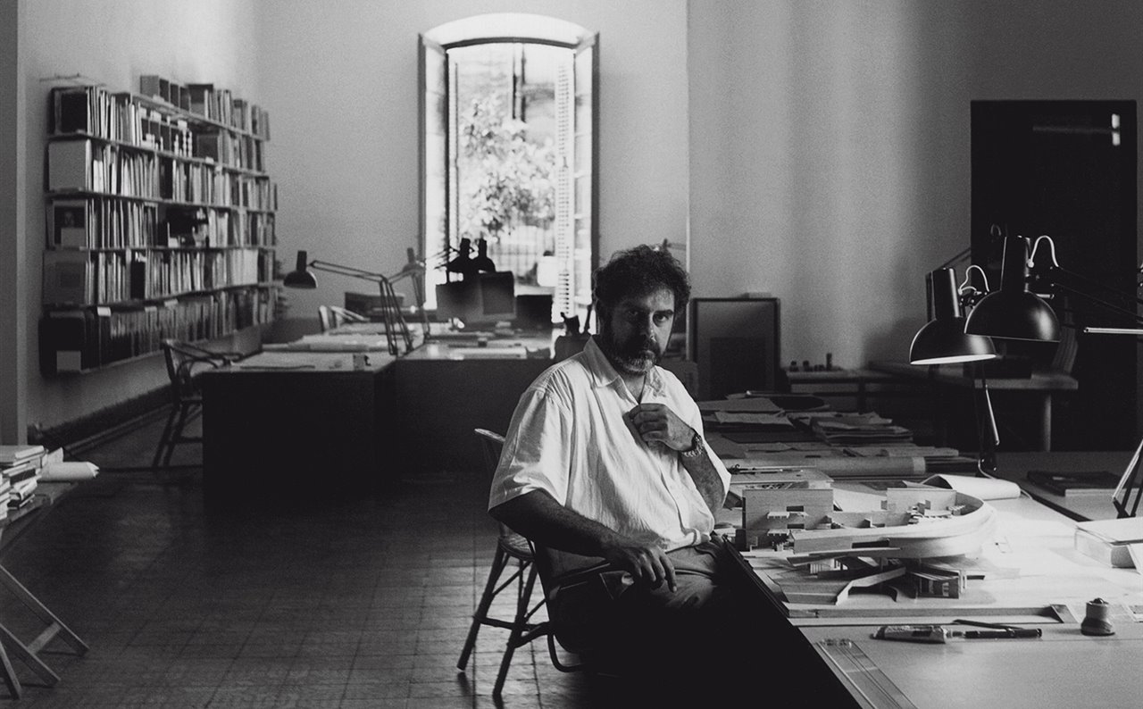 Considerado un arquitecto de gran inventiva, Enric Miralles supo conjugar en sus proyectos un lenguaje genuinamente nuevo con un profundo respeto por el lugar.
