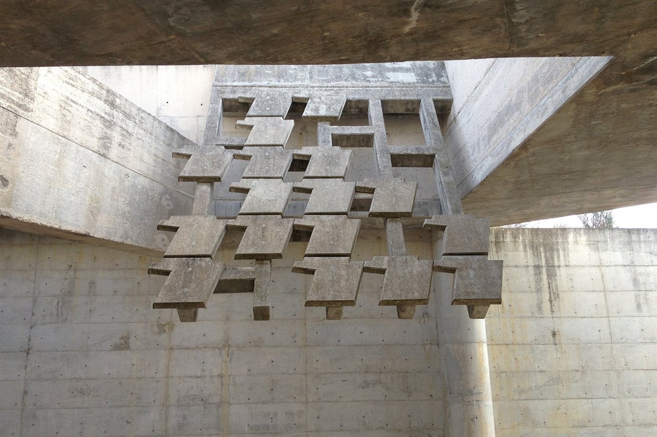 El cementerio de Igualada (Barcelona), creado junto a su primera mujer Carme Pinós, es una de sus obras más significativas.