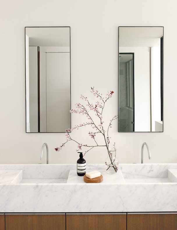 Decora tu baño moderno con espejos gracias a estas sencillas ideas