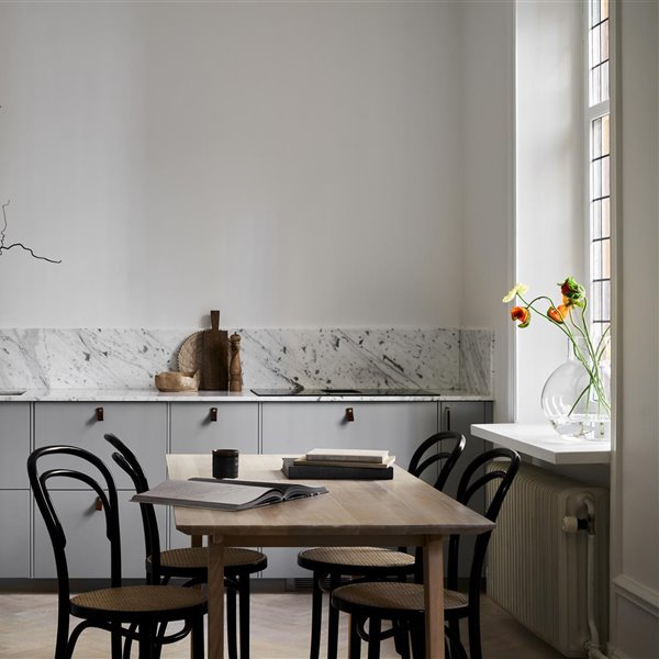 Piso con decoracion Nordica moderno con techos con molduras cocina con muebles de color gris