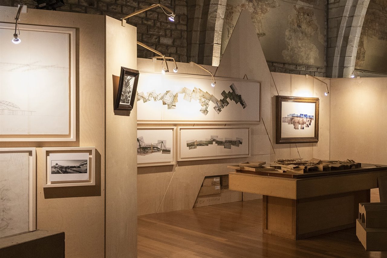 Una imagen de la exposición "Miralles. A quarts de quatre" en el Salón del Tinell de Barcelona.