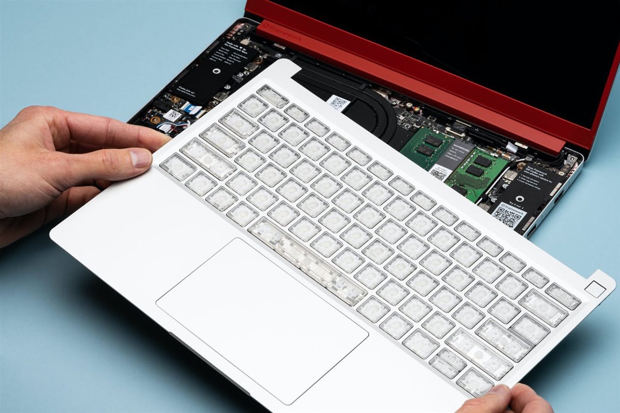 El teclado también puede intercambiarse para personalizar el acabado o en función del idioma de escritura.