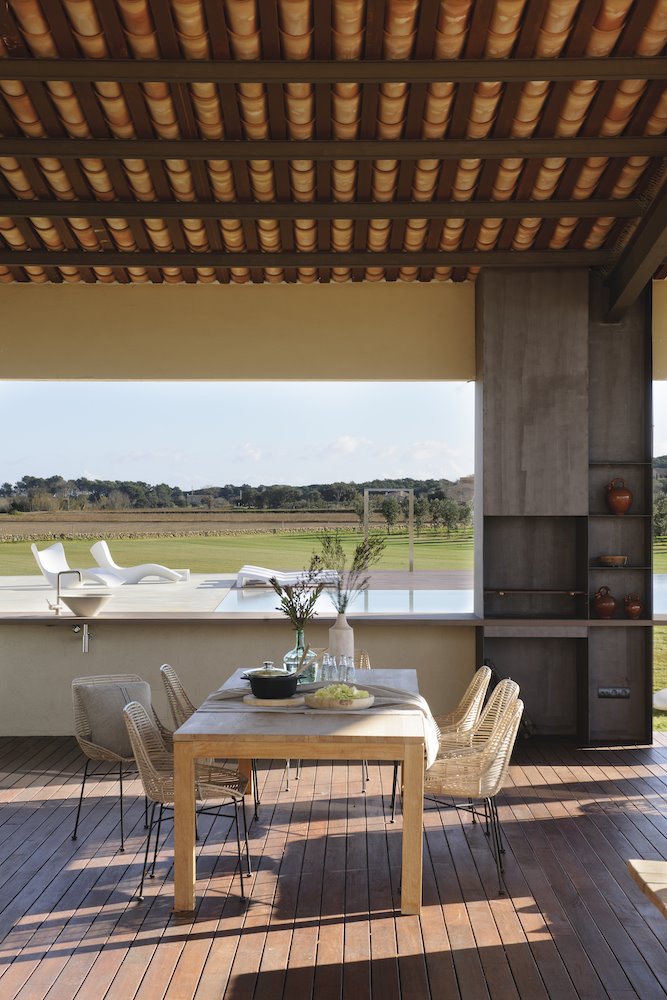 Porche con barbacoa exterior con comedor exterior