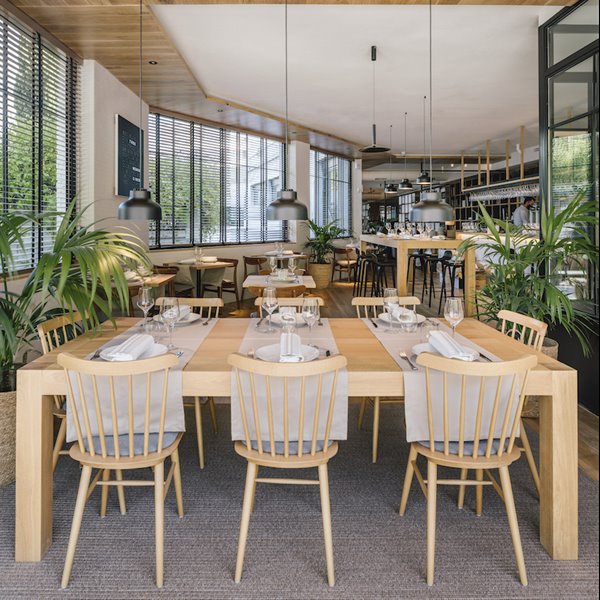 Restaurante La Maruca del estudio de arquitectura Zooco mesa y sillas de madera