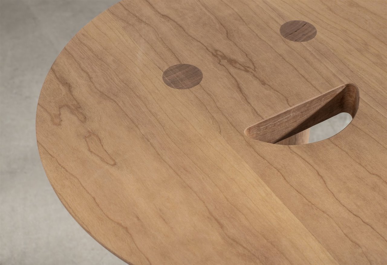 El taburete, presentado en  línea con el Madrid Design Festival 2021, está realizado en madera de cerezo macizo.  