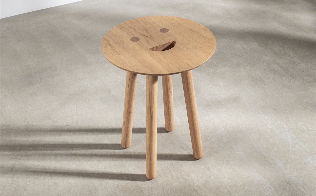 El taburete Smile es una pieza que llena de alegría y expresividad cualquier rincón de la casa y que manifiesta el carácter desenfadado de su diseñador.
