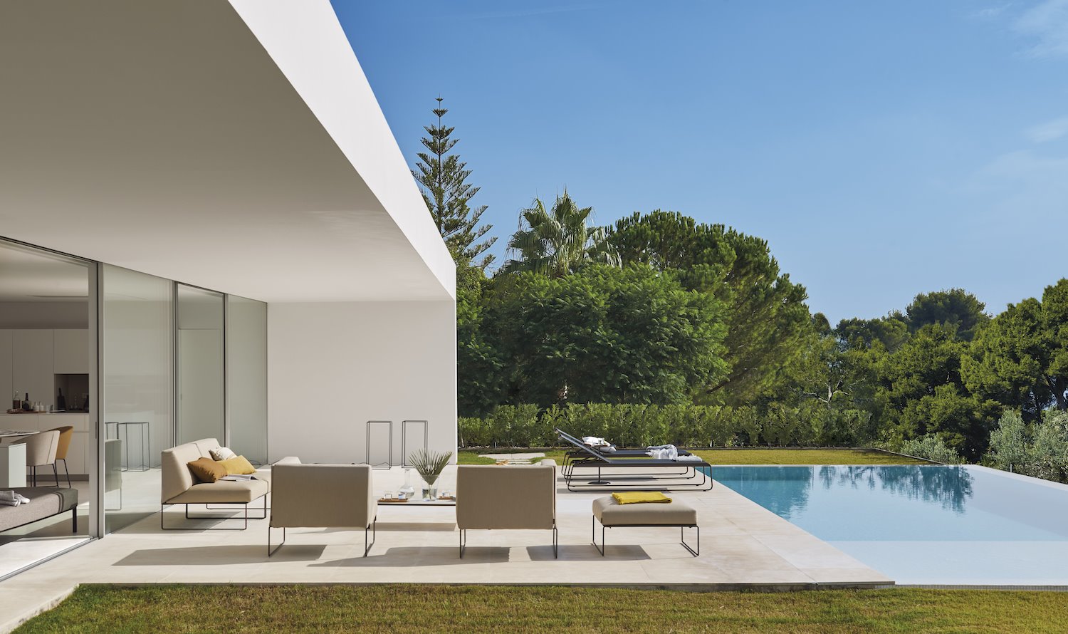 Casa con piscina y sofas modernos en el porche. Sofa
