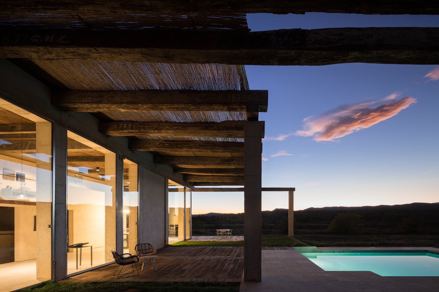 Casa de hormigón moderna ecológica con piscina en el campo 