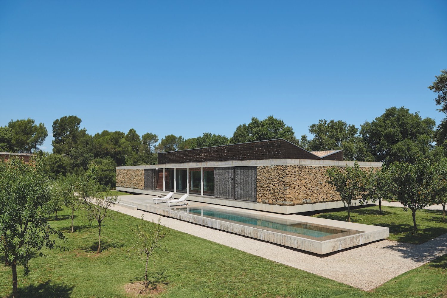 Casa moderna de piedra en Girona en el campo