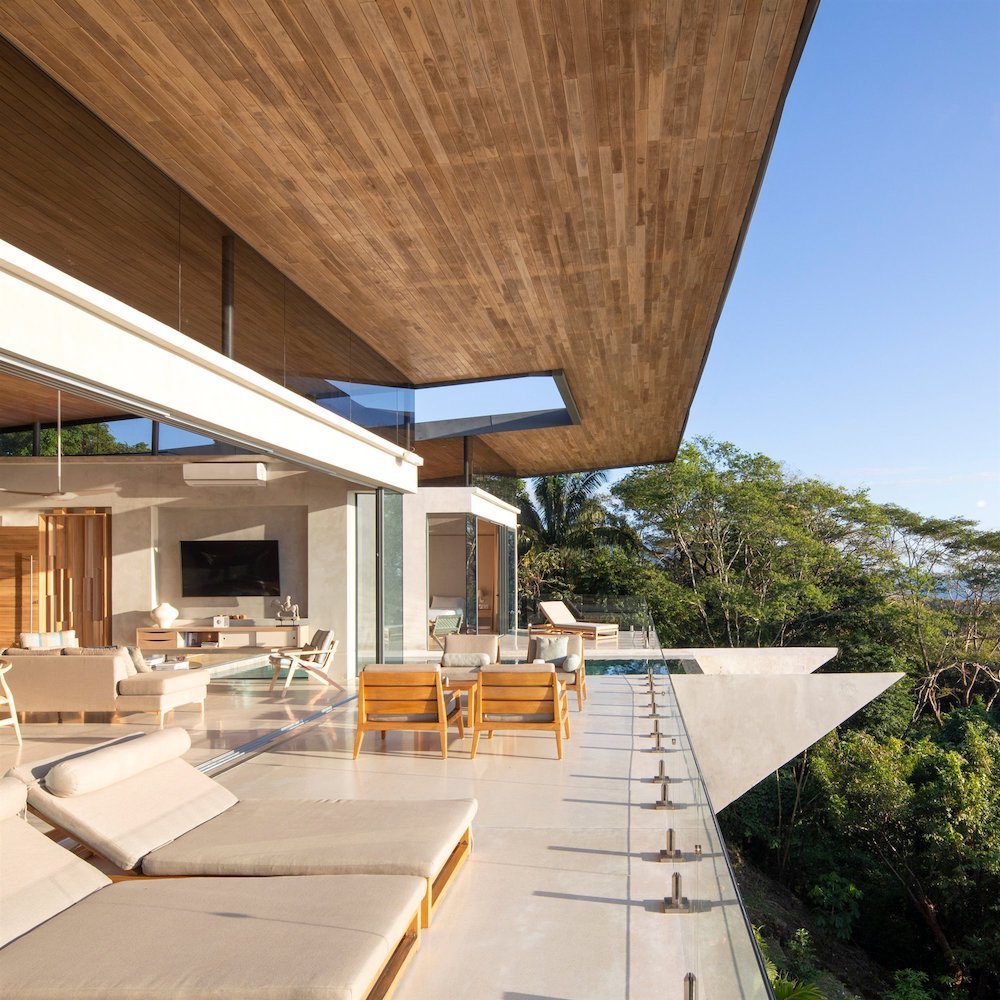 Casa moderna sostenible frente a la playa de Costa Rica abierta a la selva