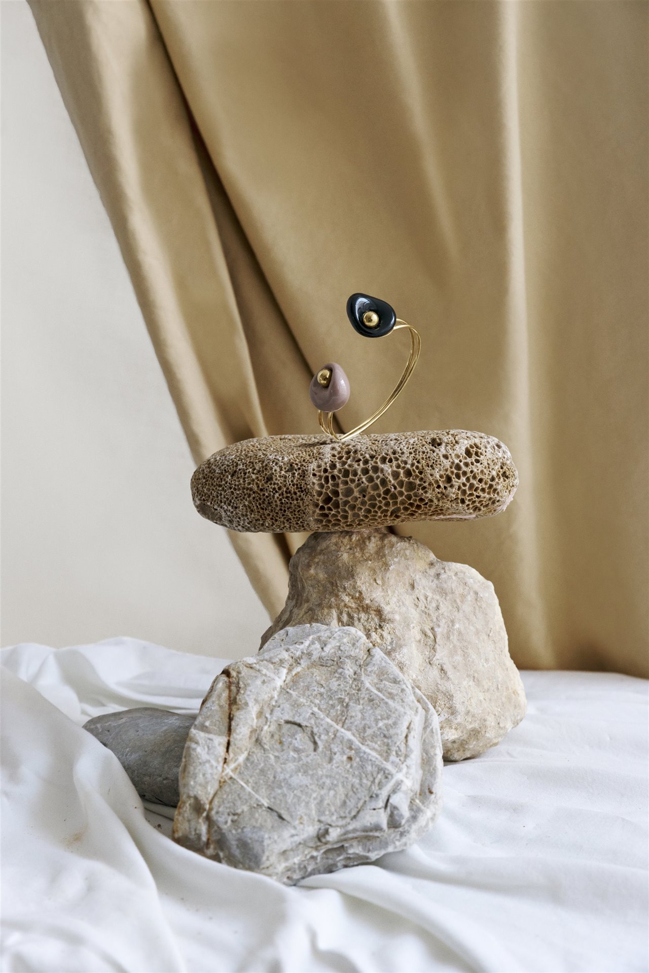 Con formas sinuosas, los brazaletes de Pebbles son el complemento perfecto para un look de diario.