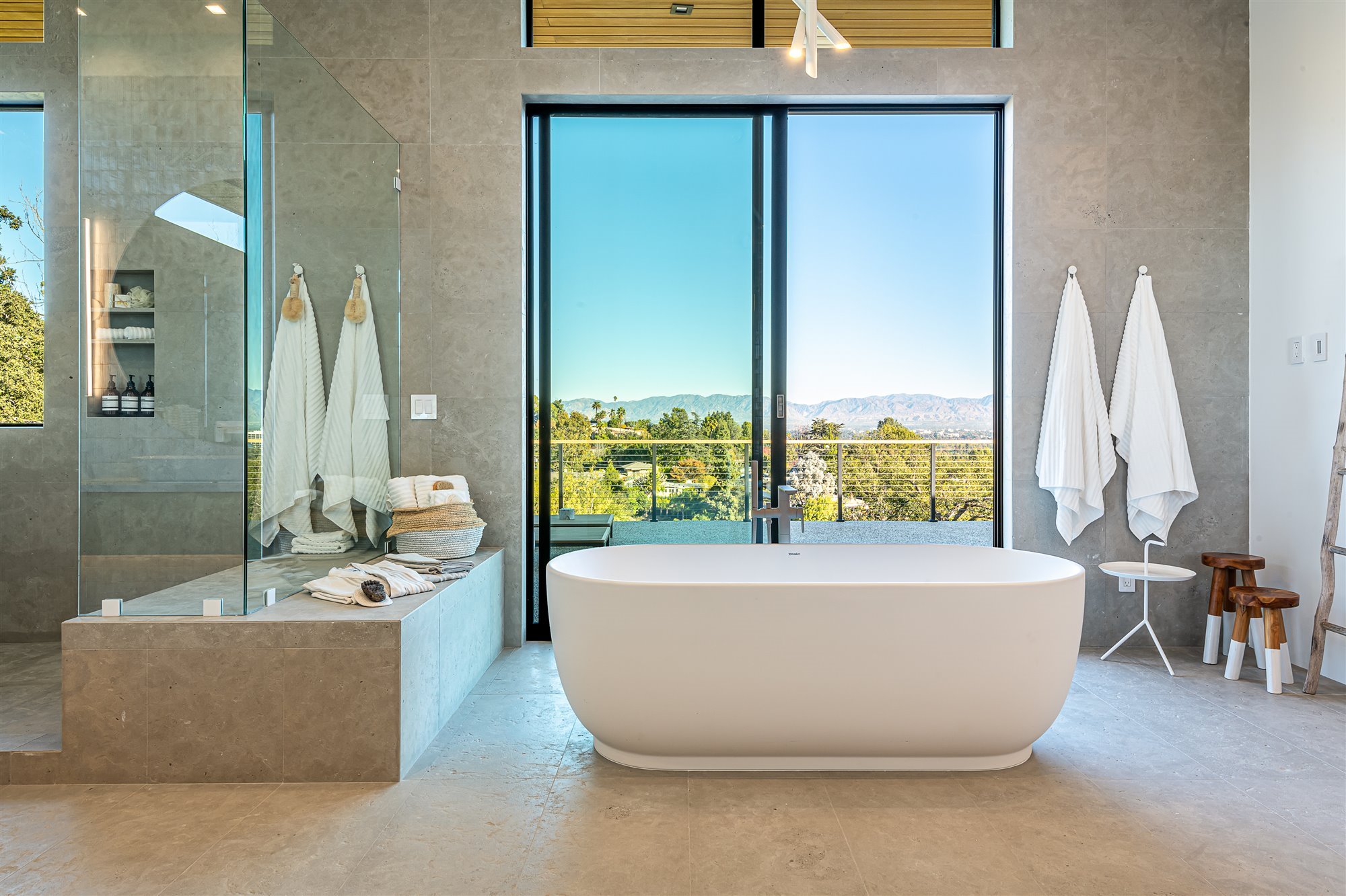 Casa moderna del actor de Modern Family Jesse Tyler Ferguson en Encino los Angeles baño