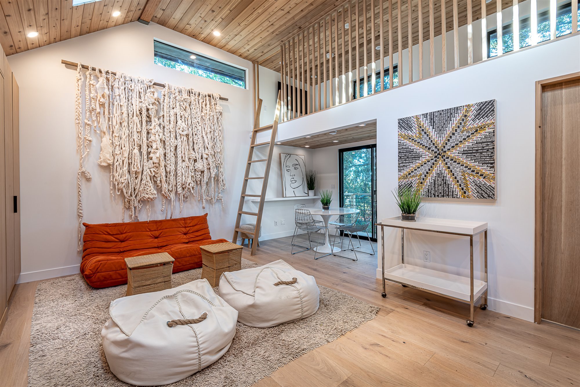 Casa moderna del actor de Modern Family Jesse Tyler Ferguson en Encino los Angeles casita de invitados con doble altura