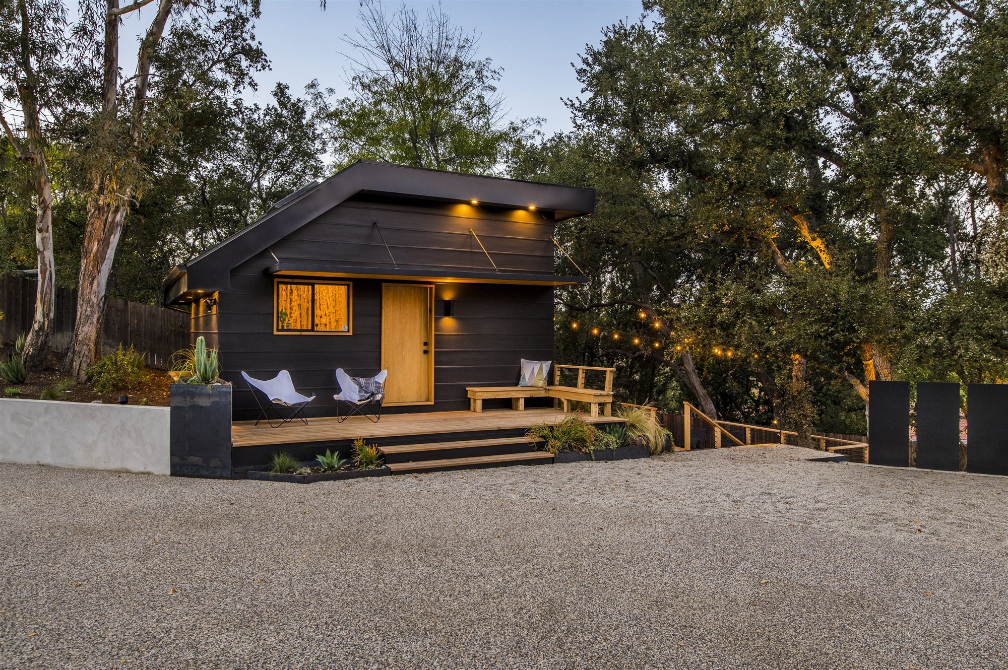 Casa moderna del actor de Modern Family Jesse Tyler Ferguson en Encino los Angeles casita de invitados
