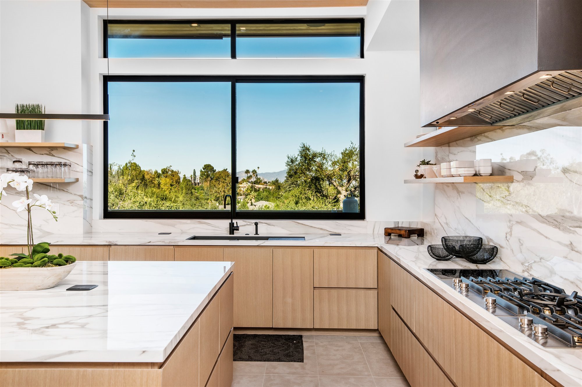 Casa moderna del actor de Modern Family Jesse Tyler Ferguson en Encino los Angeles cocina