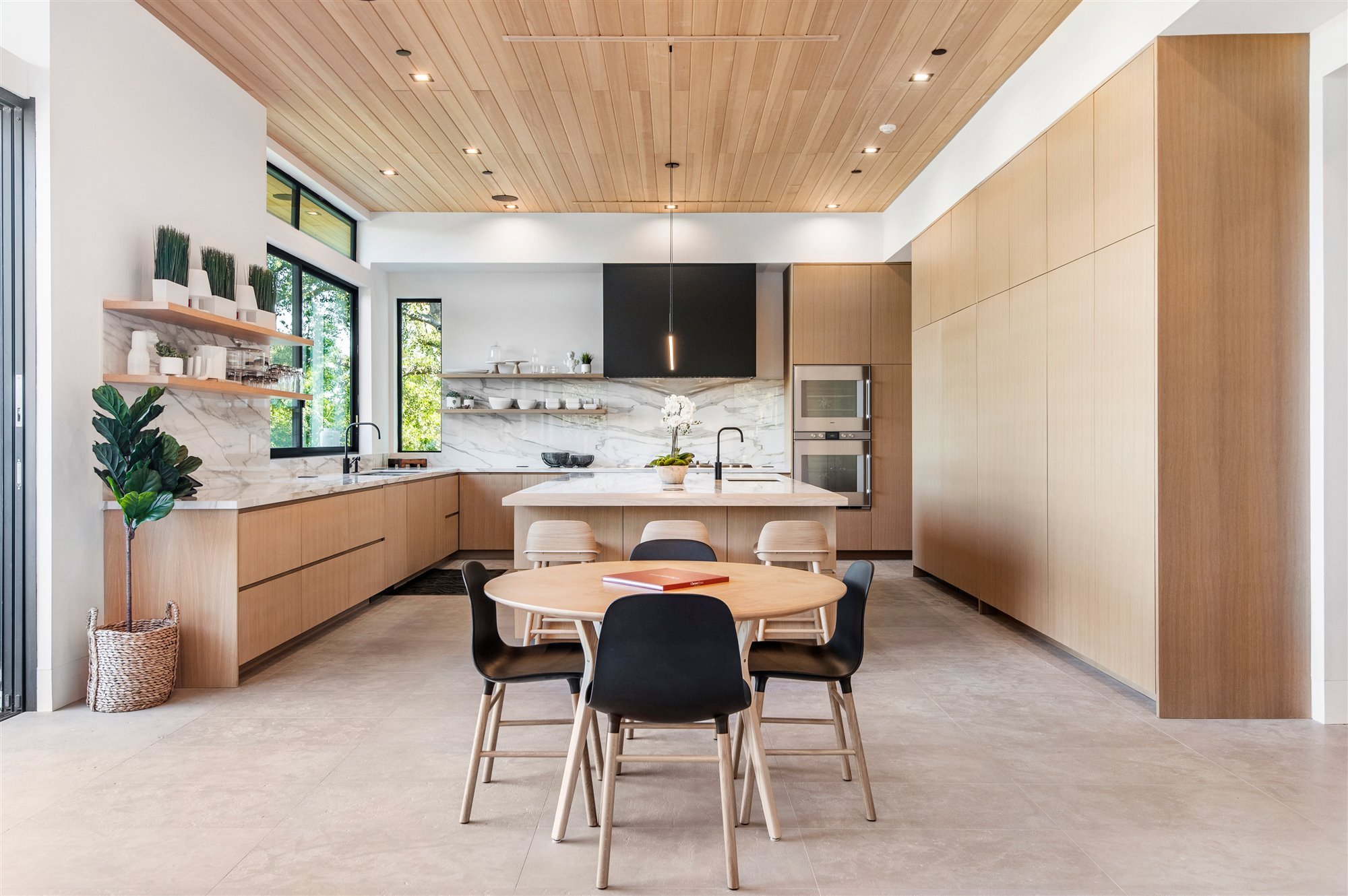 Casa moderna del actor de Modern Family Jesse Tyler Ferguson en Encino los Angeles comedor con cocina