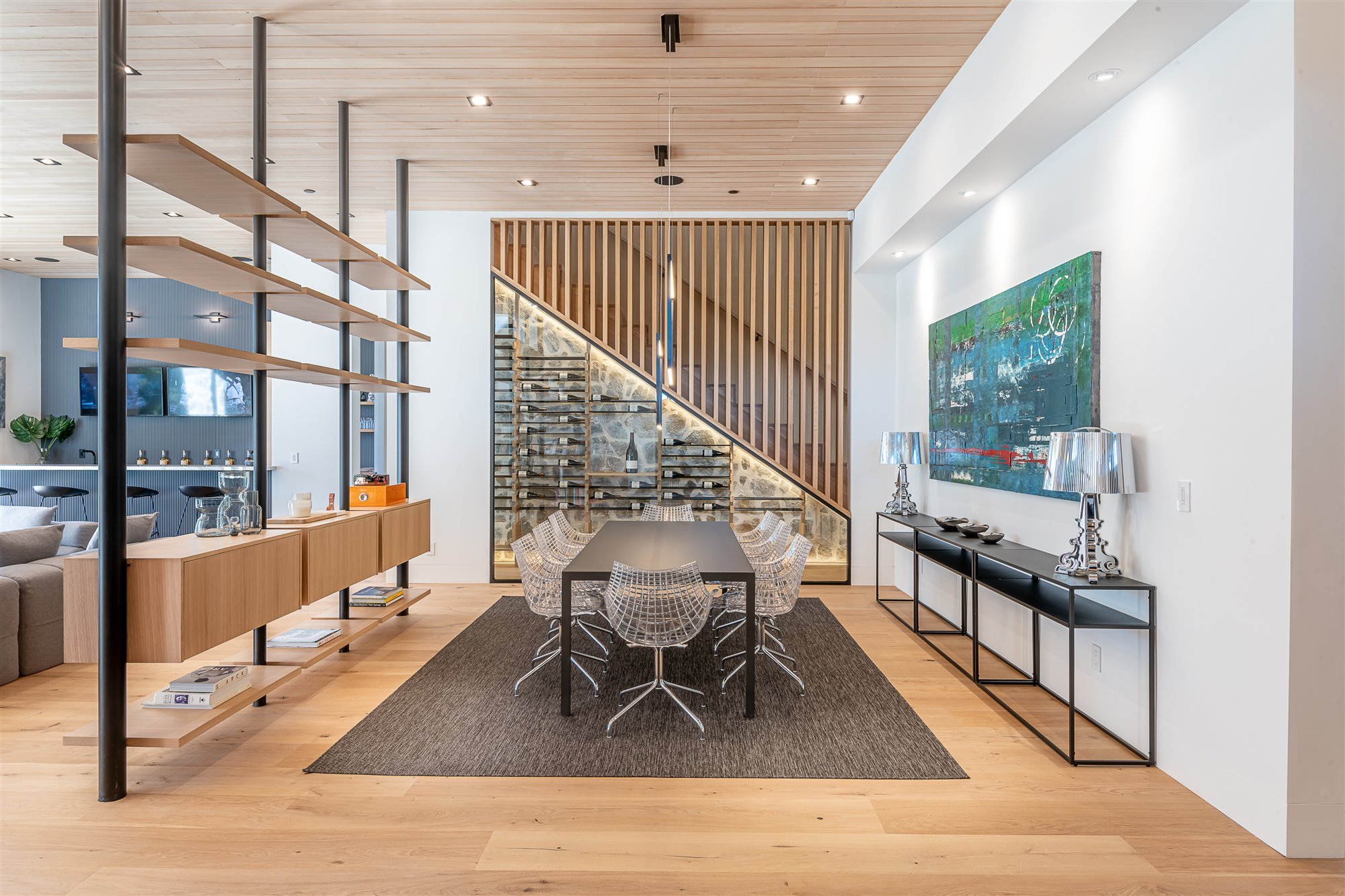 Casa moderna del actor de Modern Family Jesse Tyler Ferguson en Encino los Angeles comedor con sillas transparentes