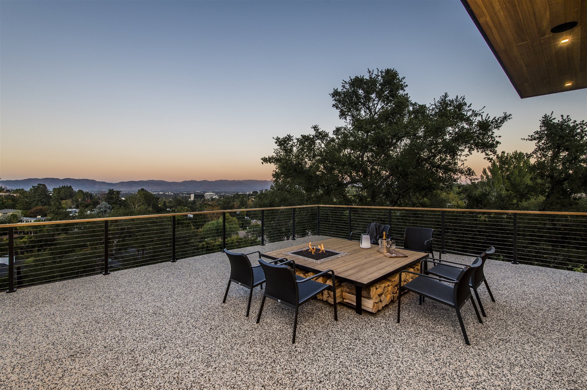 Casa moderna del actor de Modern Family Jesse Tyler Ferguson en Encino los Angeles comedor exxterior