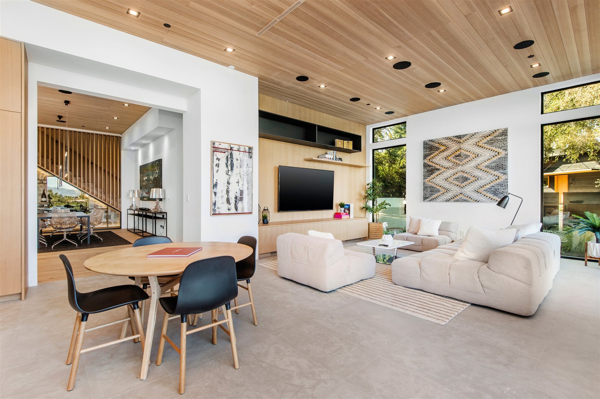 Casa moderna del actor de Modern Family Jesse Tyler Ferguson en Encino los Angeles comedor y estar