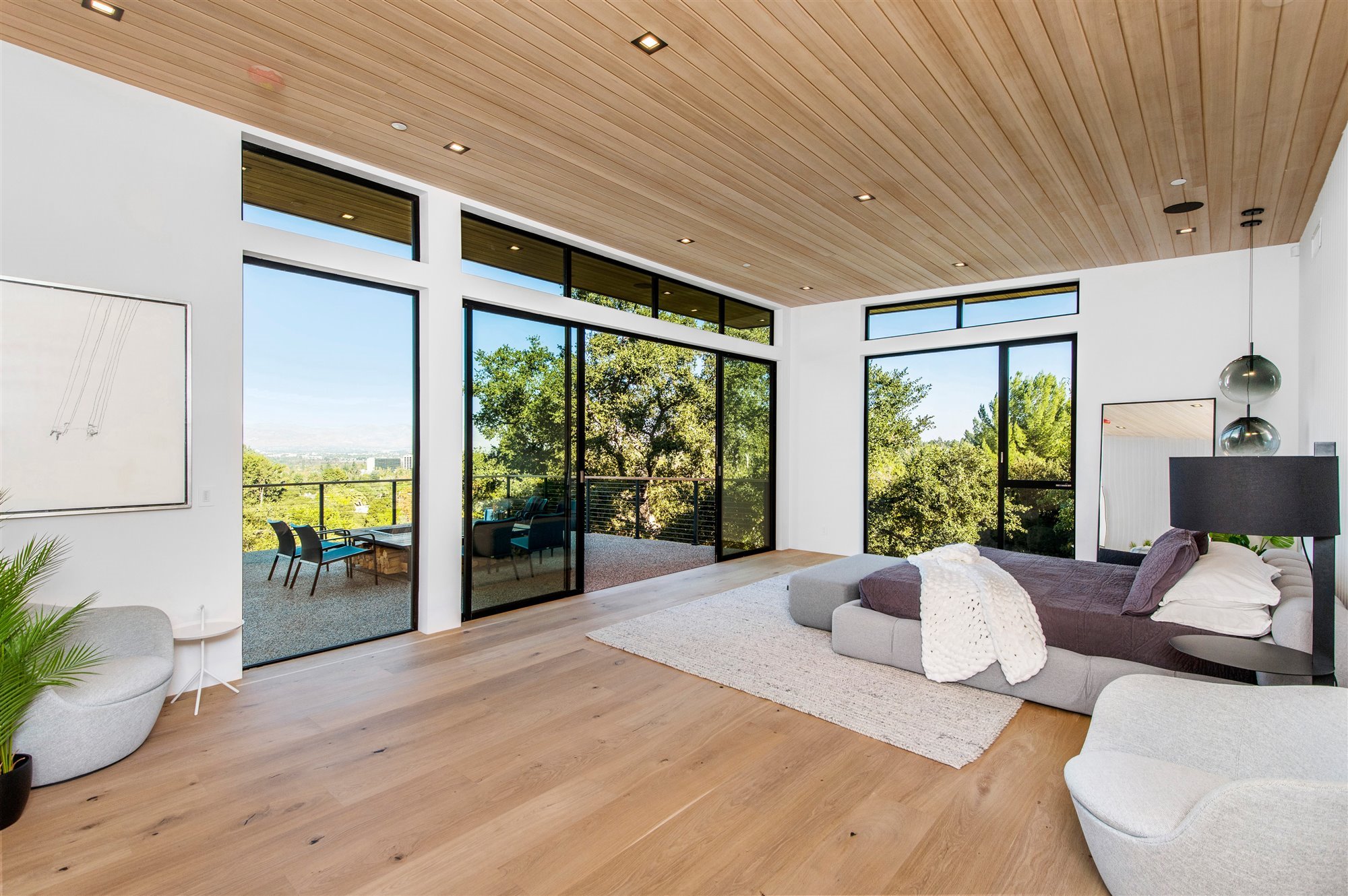 Casa moderna del actor de Modern Family Jesse Tyler Ferguson en Encino los Angeles dormitorio abierto