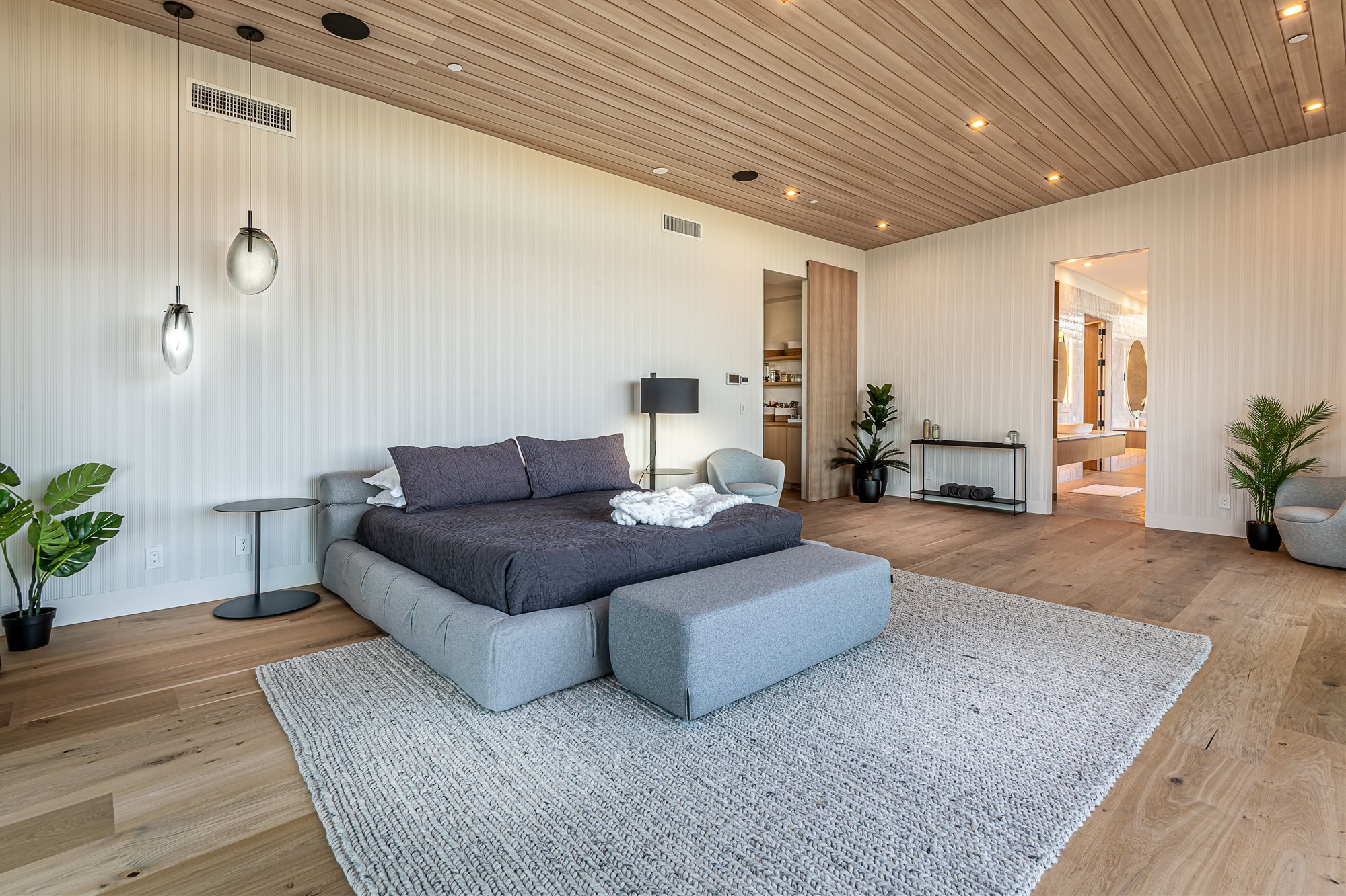 Casa moderna del actor de Modern Family Jesse Tyler Ferguson en Encino los Angeles dormitorio con techos de madera