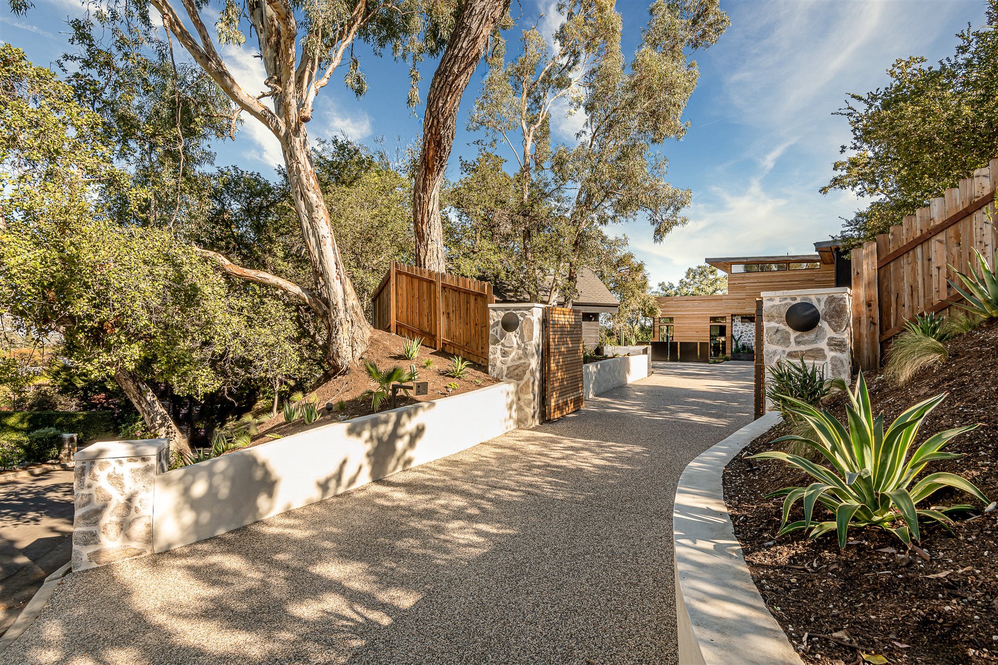 Casa moderna del actor de Modern Family Jesse Tyler Ferguson en Encino los Angeles entrada con camino de piedra