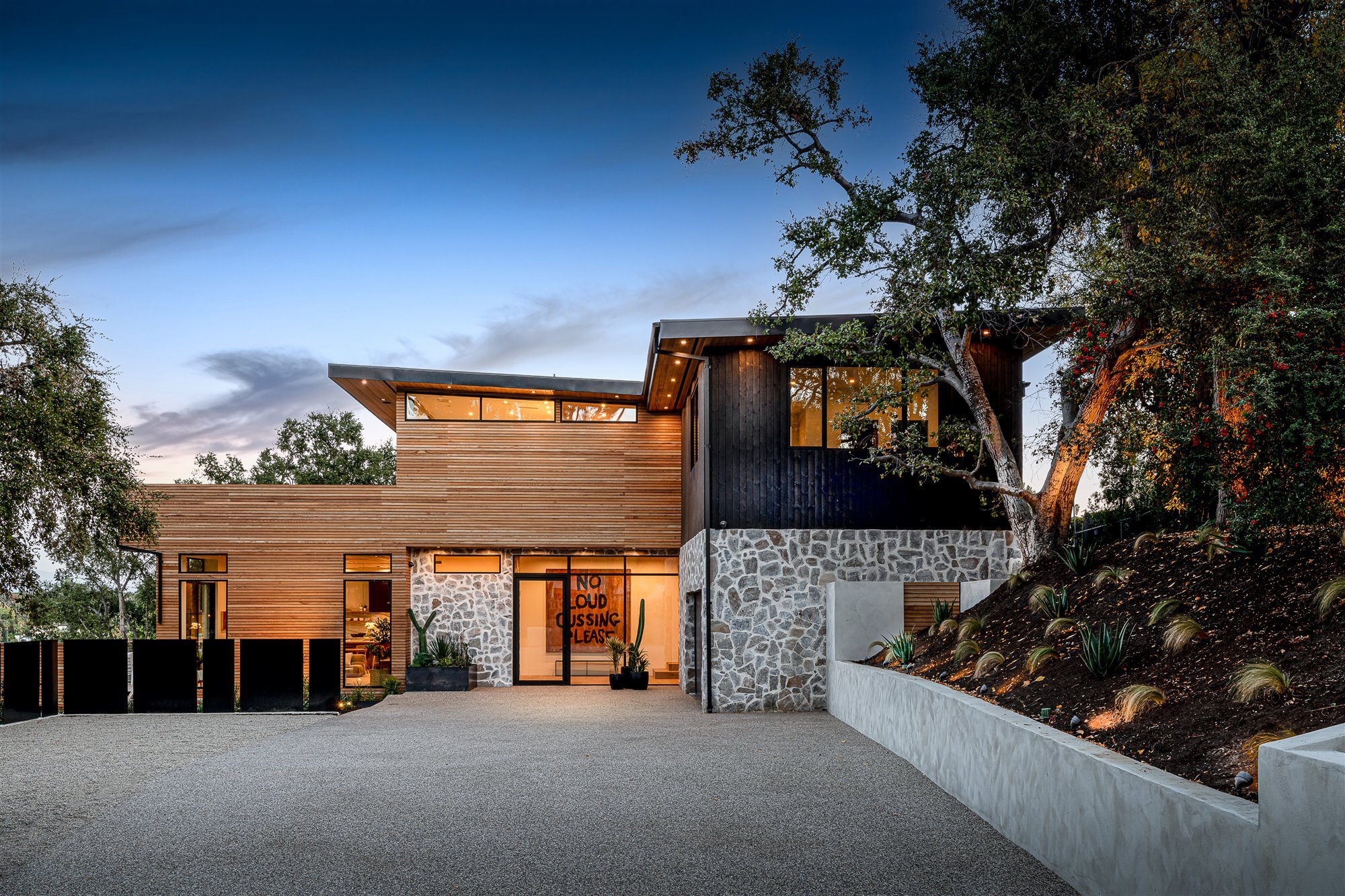 Casa moderna del actor de Modern Family Jesse Tyler Ferguson en Encino los Angeles entrada de madera