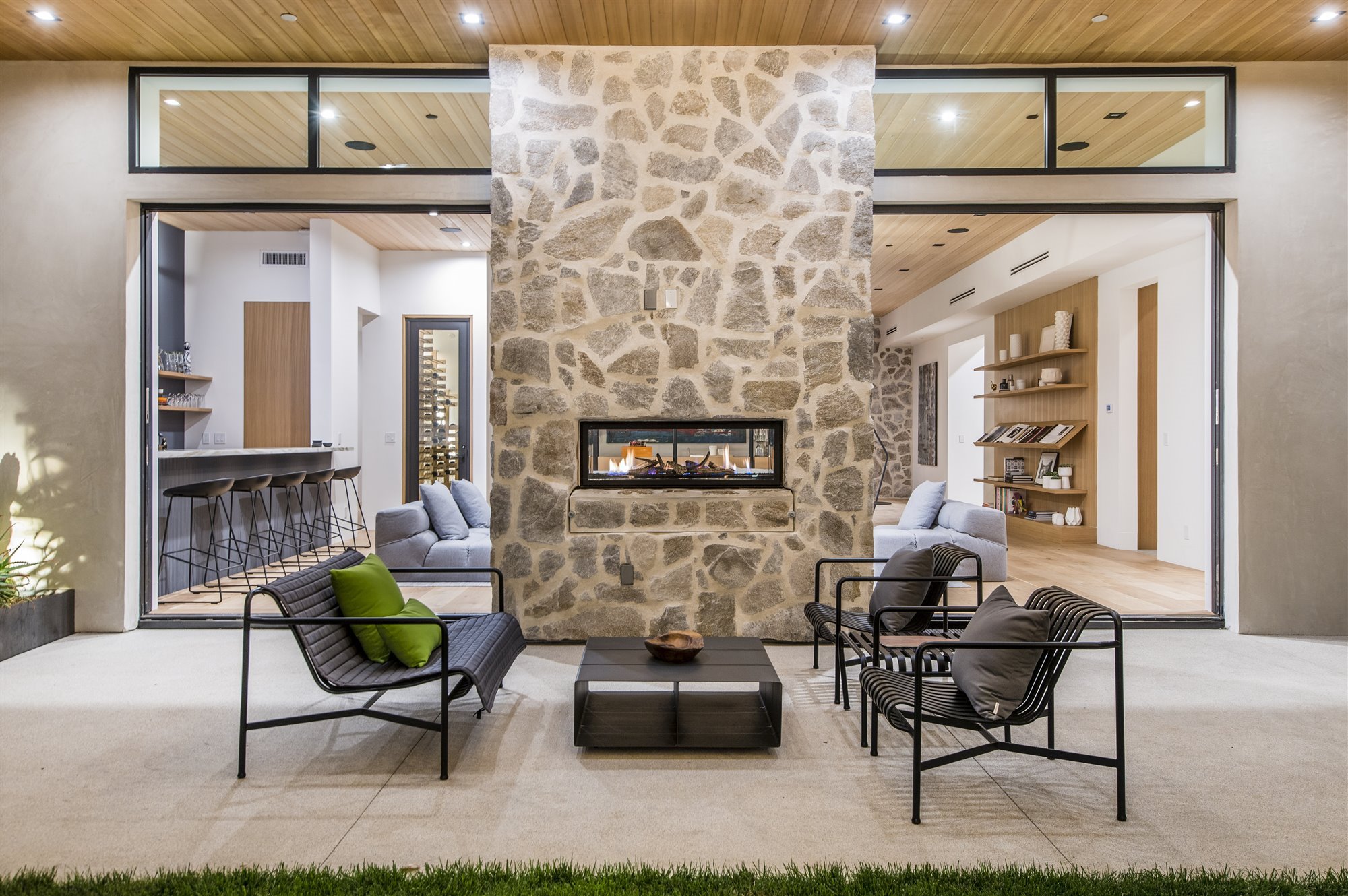 Casa moderna del actor de Modern Family Jesse Tyler Ferguson en Encino los Angeles porche con chimenea