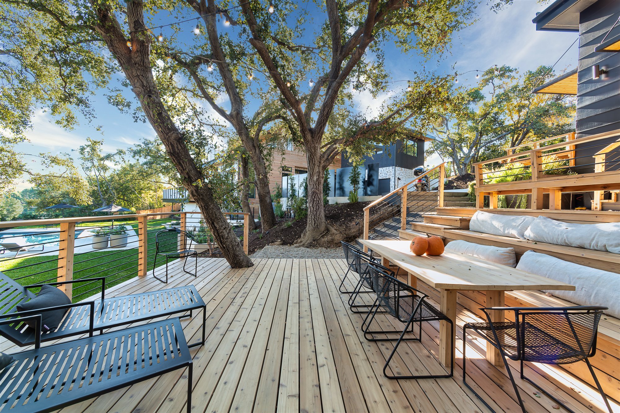 Casa moderna del actor de Modern Family Jesse Tyler Ferguson en Encino los Angeles porche