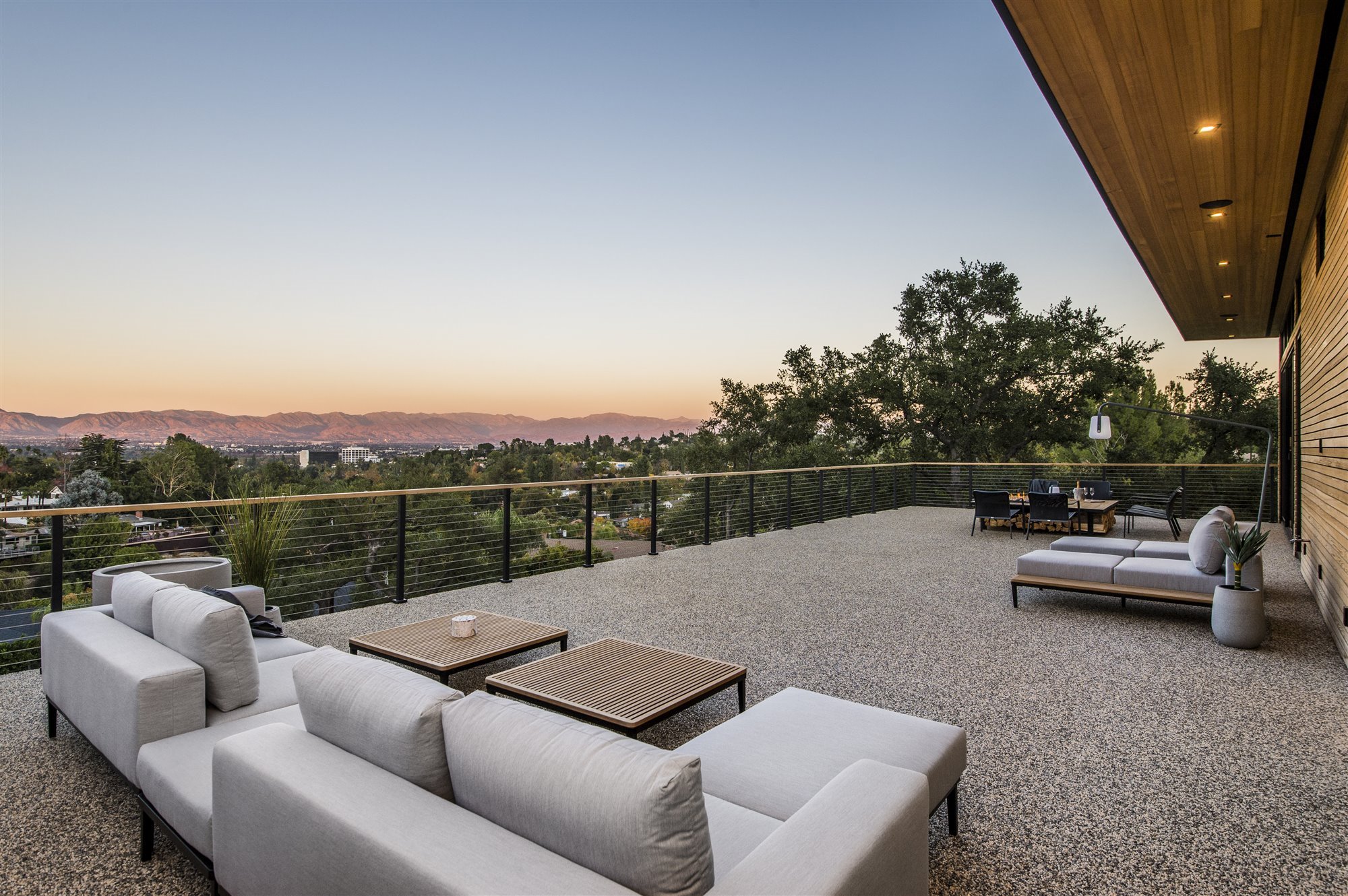 Casa moderna del actor de Modern Family Jesse Tyler Ferguson en Encino los Angeles terraza con vistas