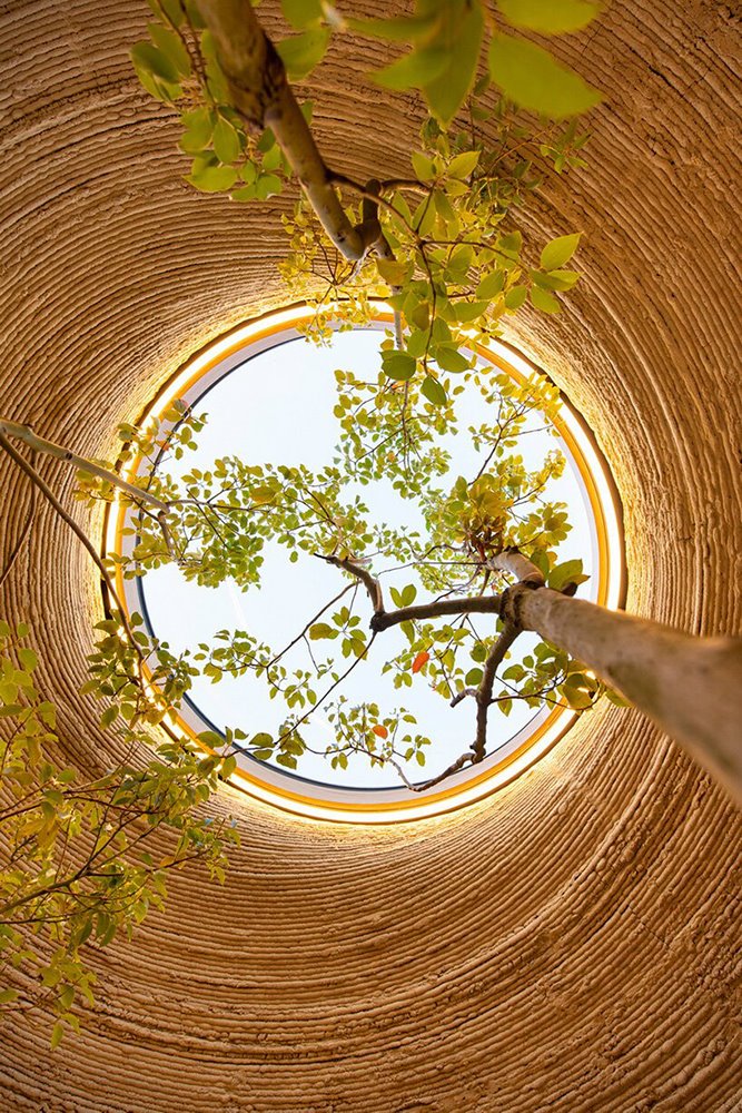 La impresión 3D ofrece mayor libertad para crear formas orgánicas que integren mejor la construcción en el entorno natural.