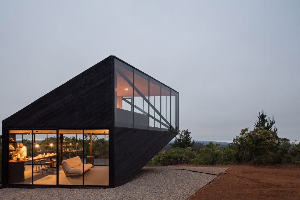 Cabaña de madera en Chile de 2Dm Arquitectos con paredes de cristal