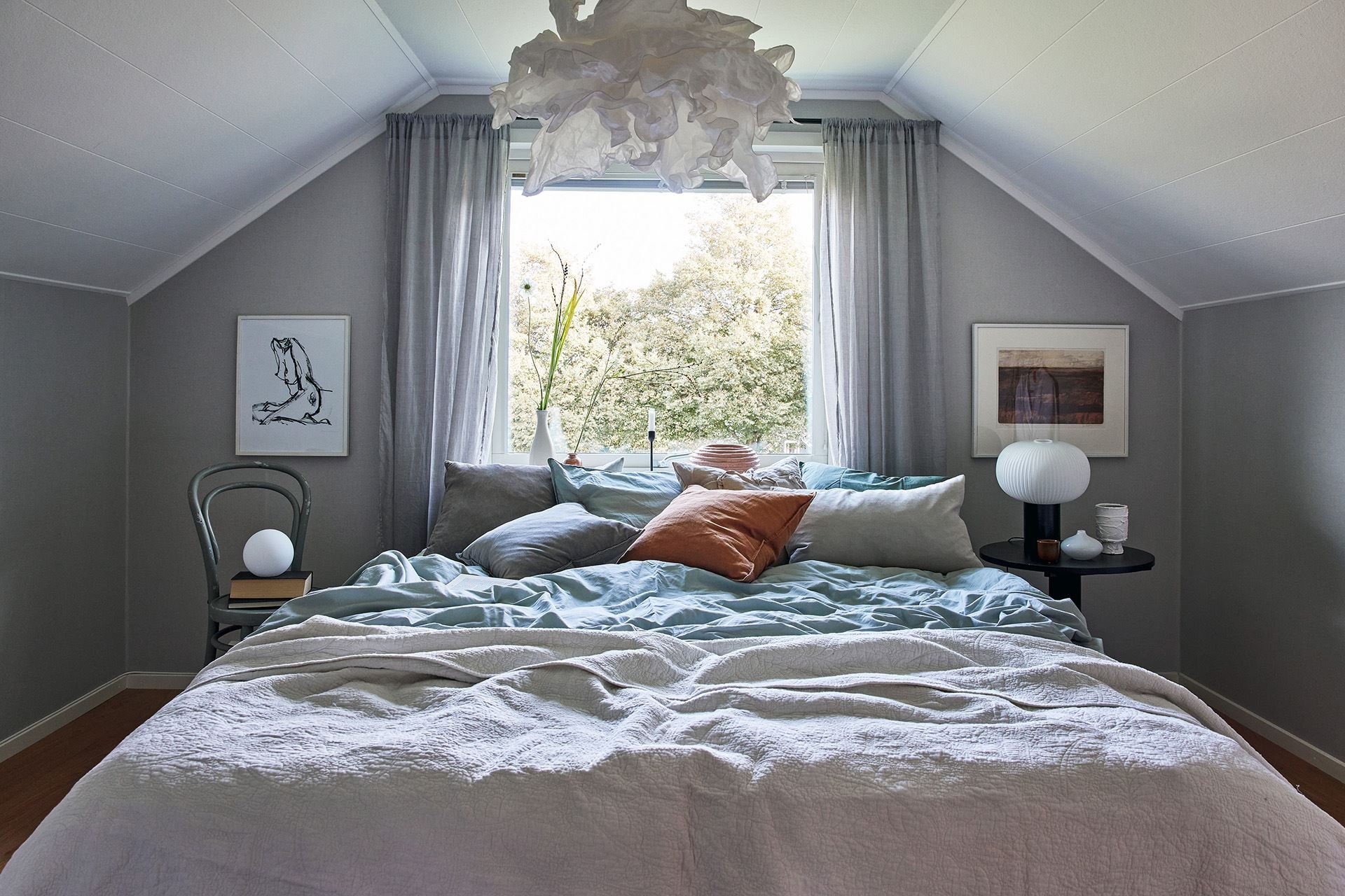 Casa en el campo con decoracion nordica dormitorio en buhardilla