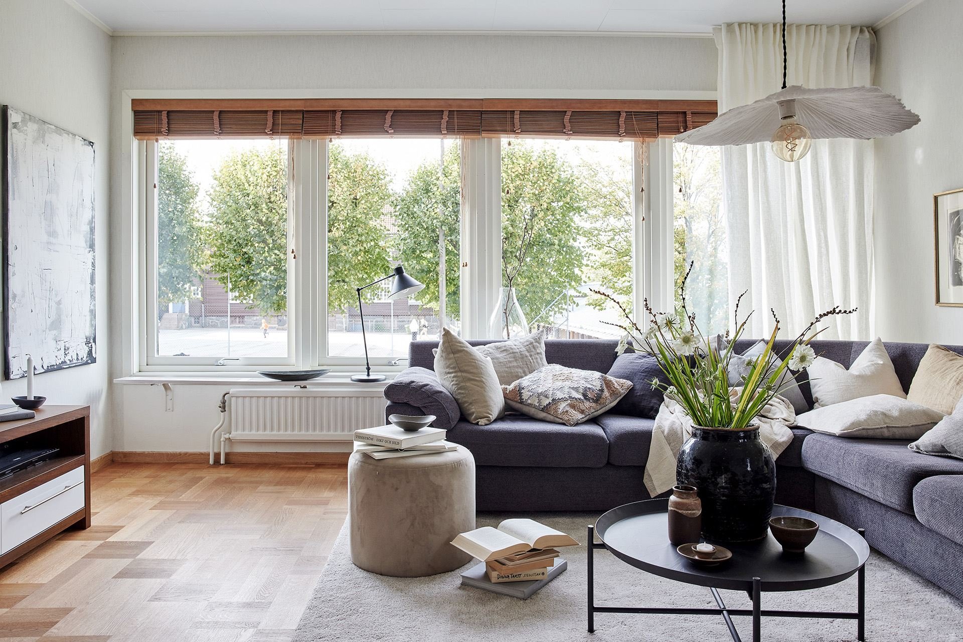 Casa en el campo con decoracion nordica salon con sofa gris