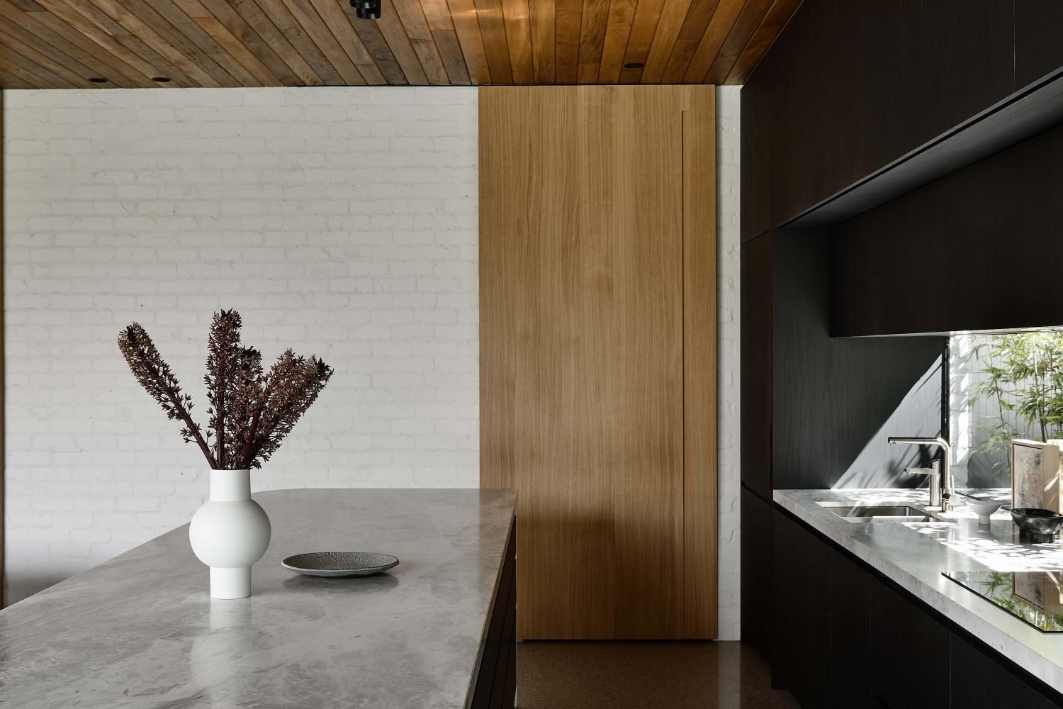 Casa moderna en Australia cocina con muebles de madera