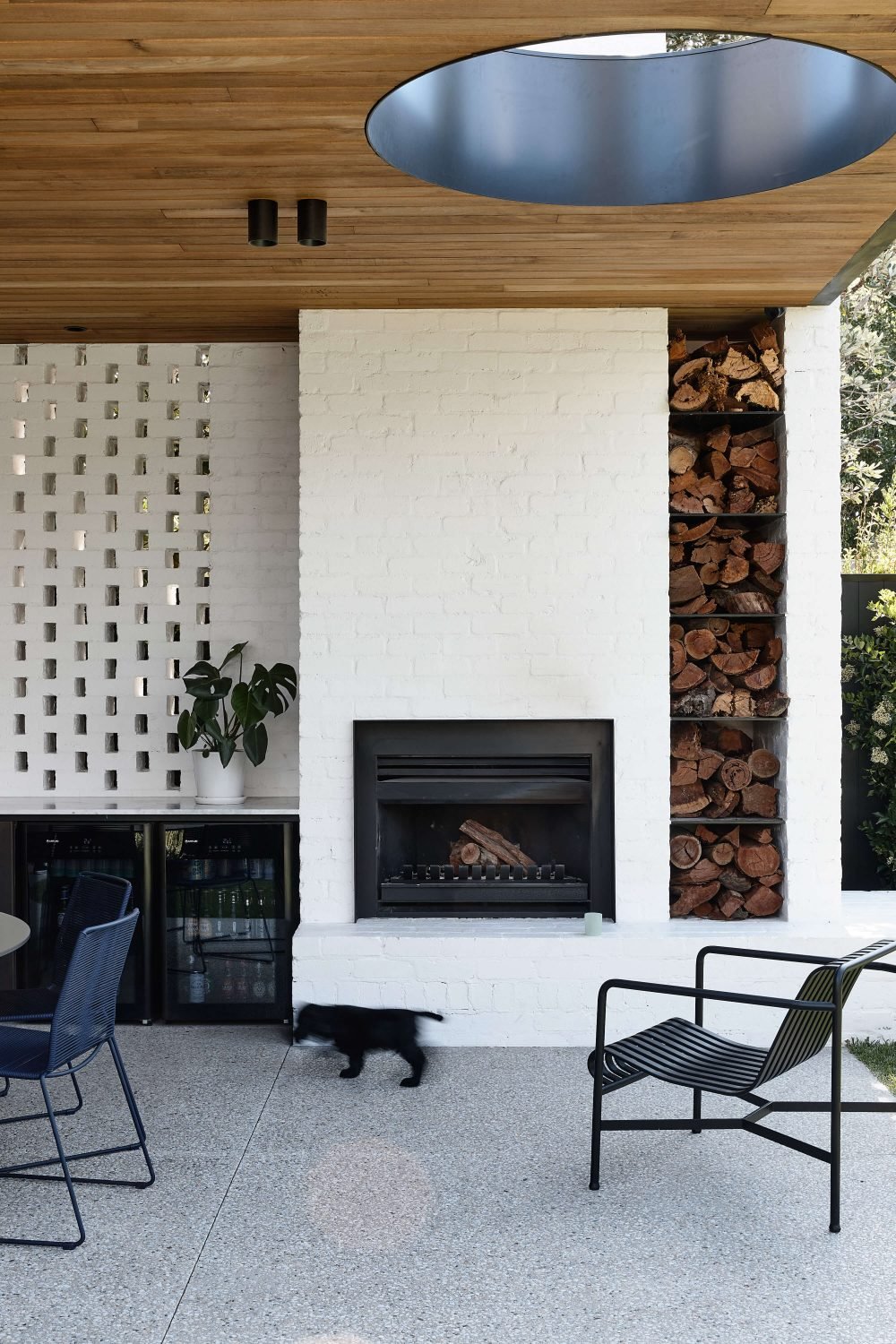 Casa moderna en Australia comedor con chimenea exterior