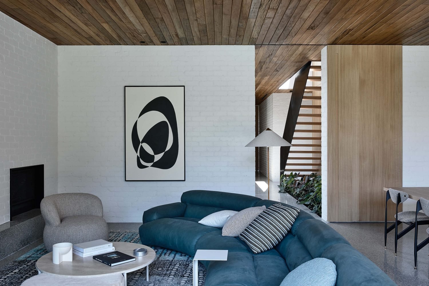 Casa moderna en Australia comedor con sofa curvo