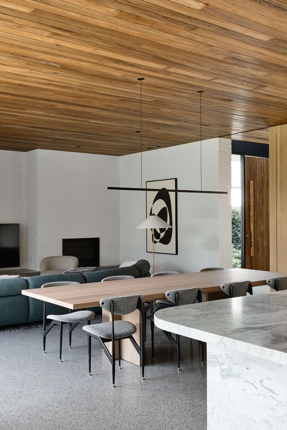 Casa moderna en Australia comedor con techo de madera