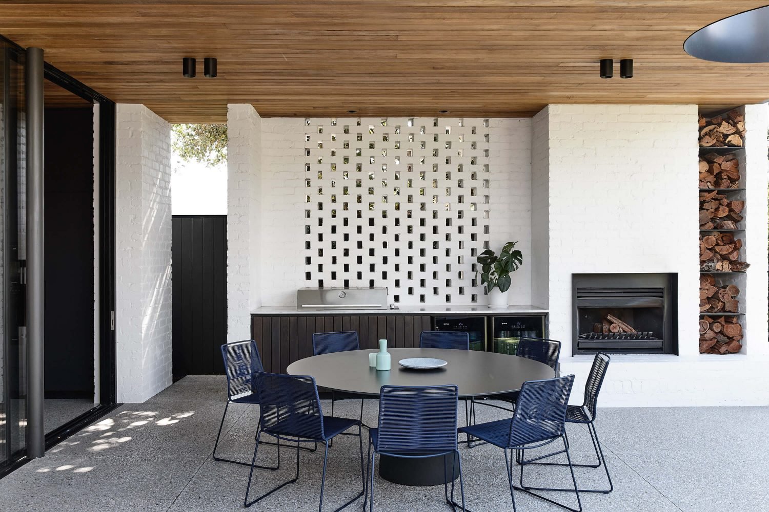 Casa moderna en Australia comedor exterior con pared de ladrillo blanca