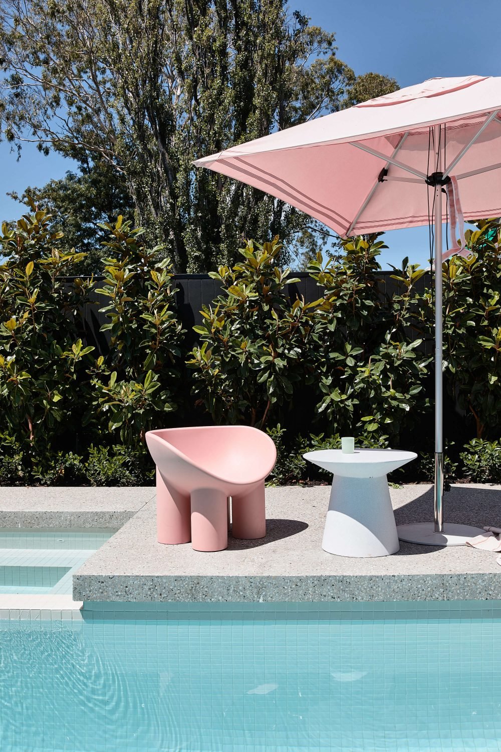 Casa moderna en Australia piscina con butaca rosa