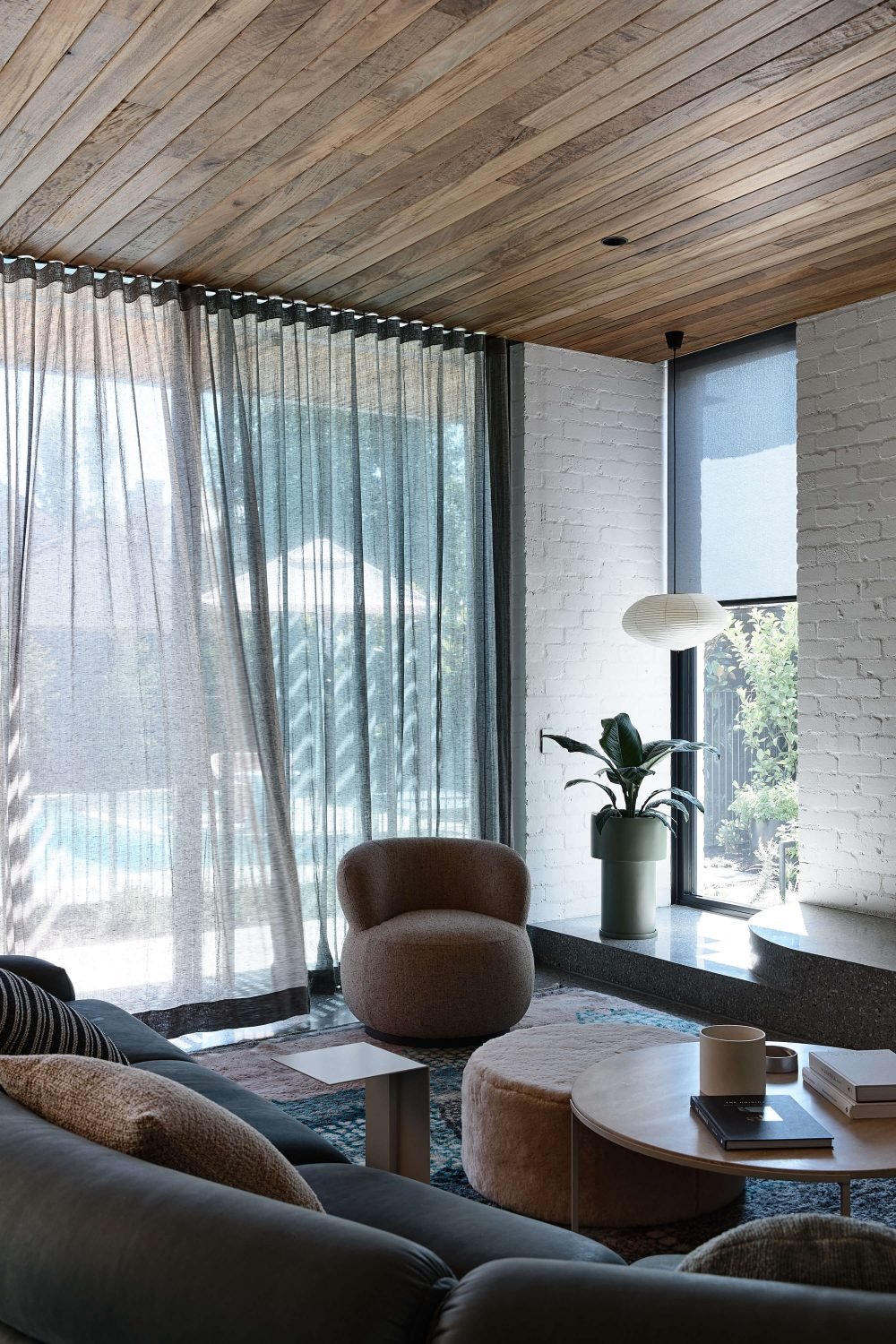 Casa moderna en Australia salon con butacas marrones