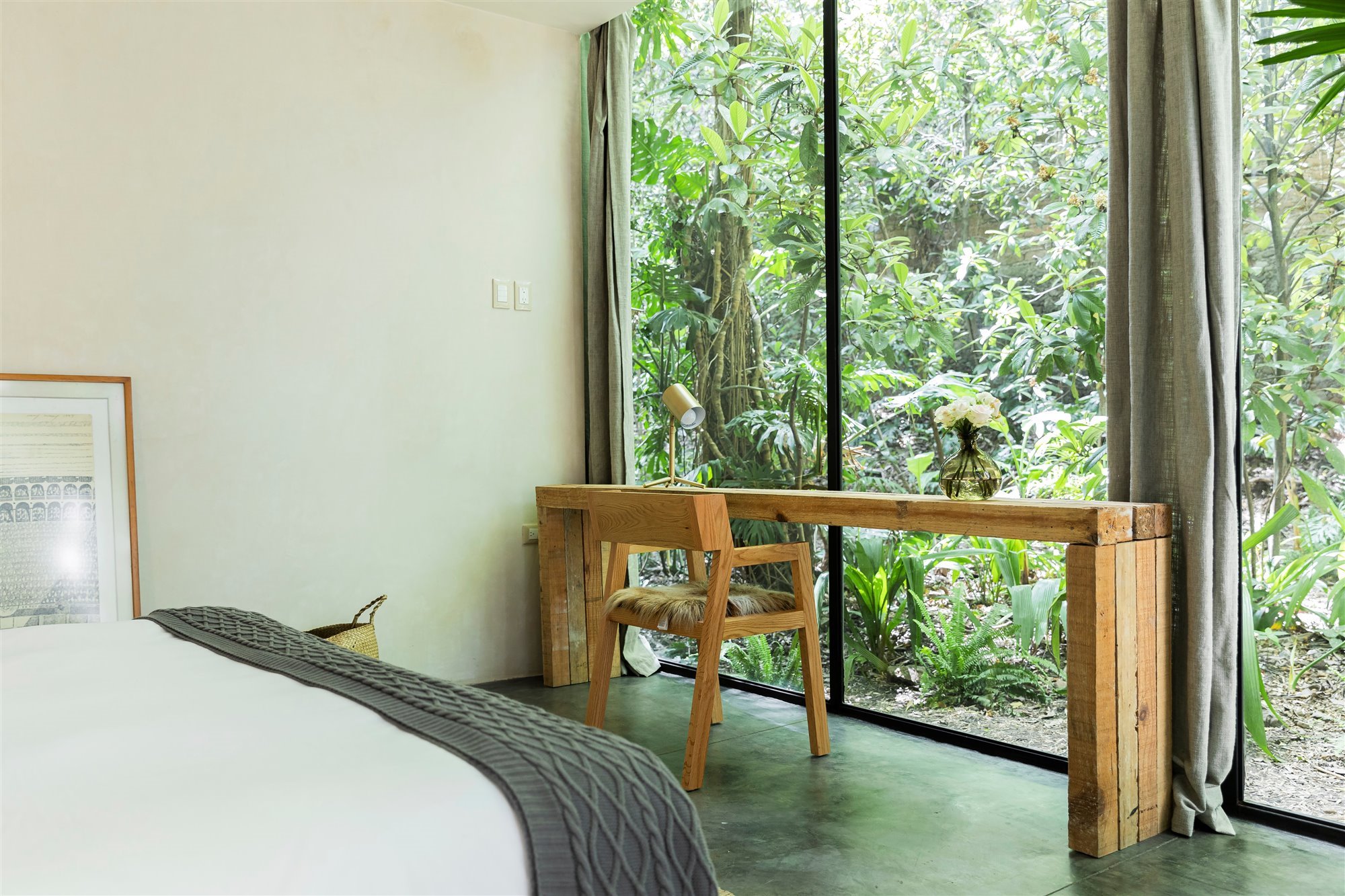 Casa moderna en Mexico rodeada de vegetacion en la selva dormitorio