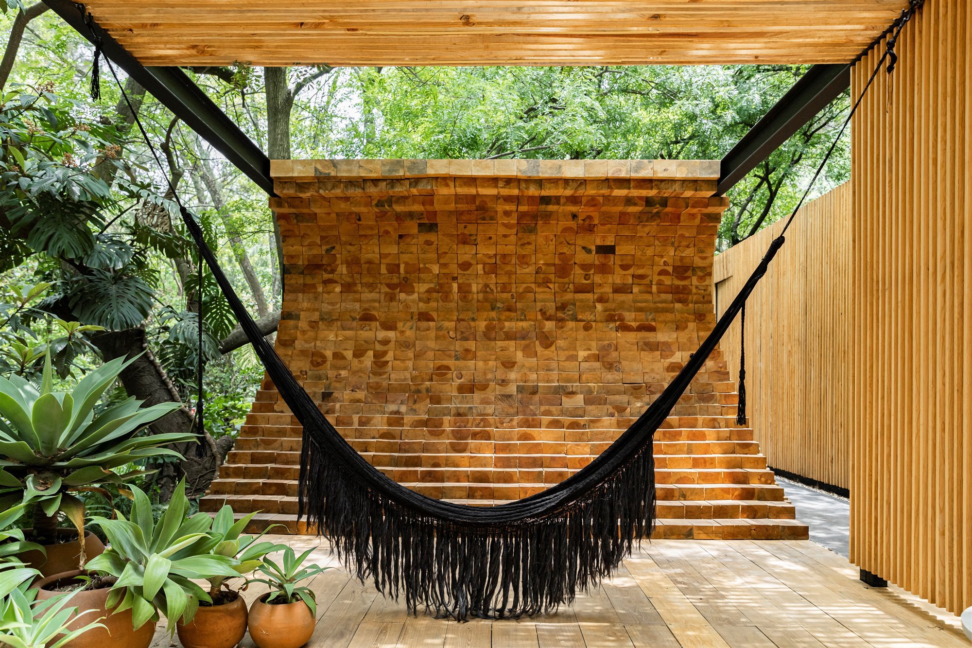 Casa moderna en Mexico rodeada de vegetacion en la selva hamaca